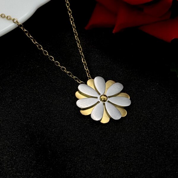 Stainless Steel Flower Spining Pendent Necklace, Product Code: D-5173