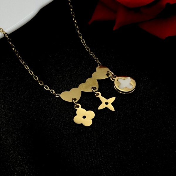 Stainless Steel Hanging Clover Pendent Necklace, Product Code: D-5177