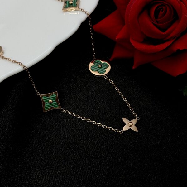 Stainless Steel Clover Shap Floral Pendent Necklace, Product Code: D-5195