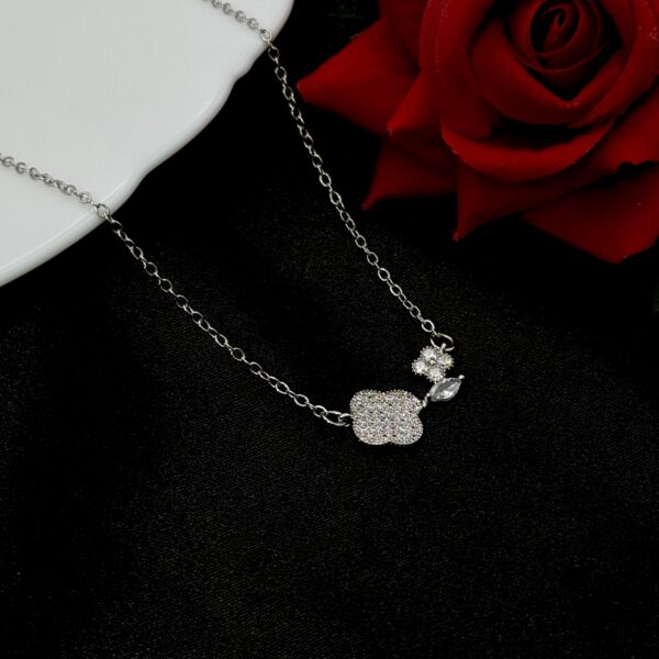 Stainless Steel Silver Clover Pendent Chain Necklace, Product Code: D-5217